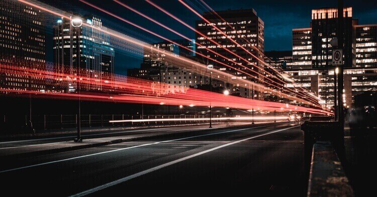 Rue avec lumières de voiture rapide comparable à la vitesse d'un site internet